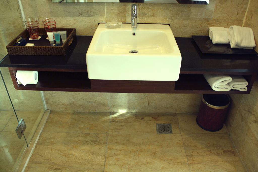 Grand Borneo Hotel Kota Kinabalu Ngoại thất bức ảnh
