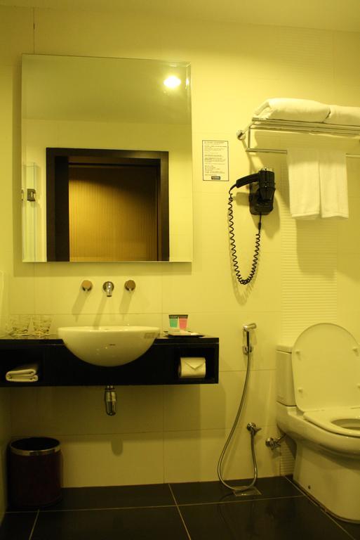 Grand Borneo Hotel Kota Kinabalu Ngoại thất bức ảnh