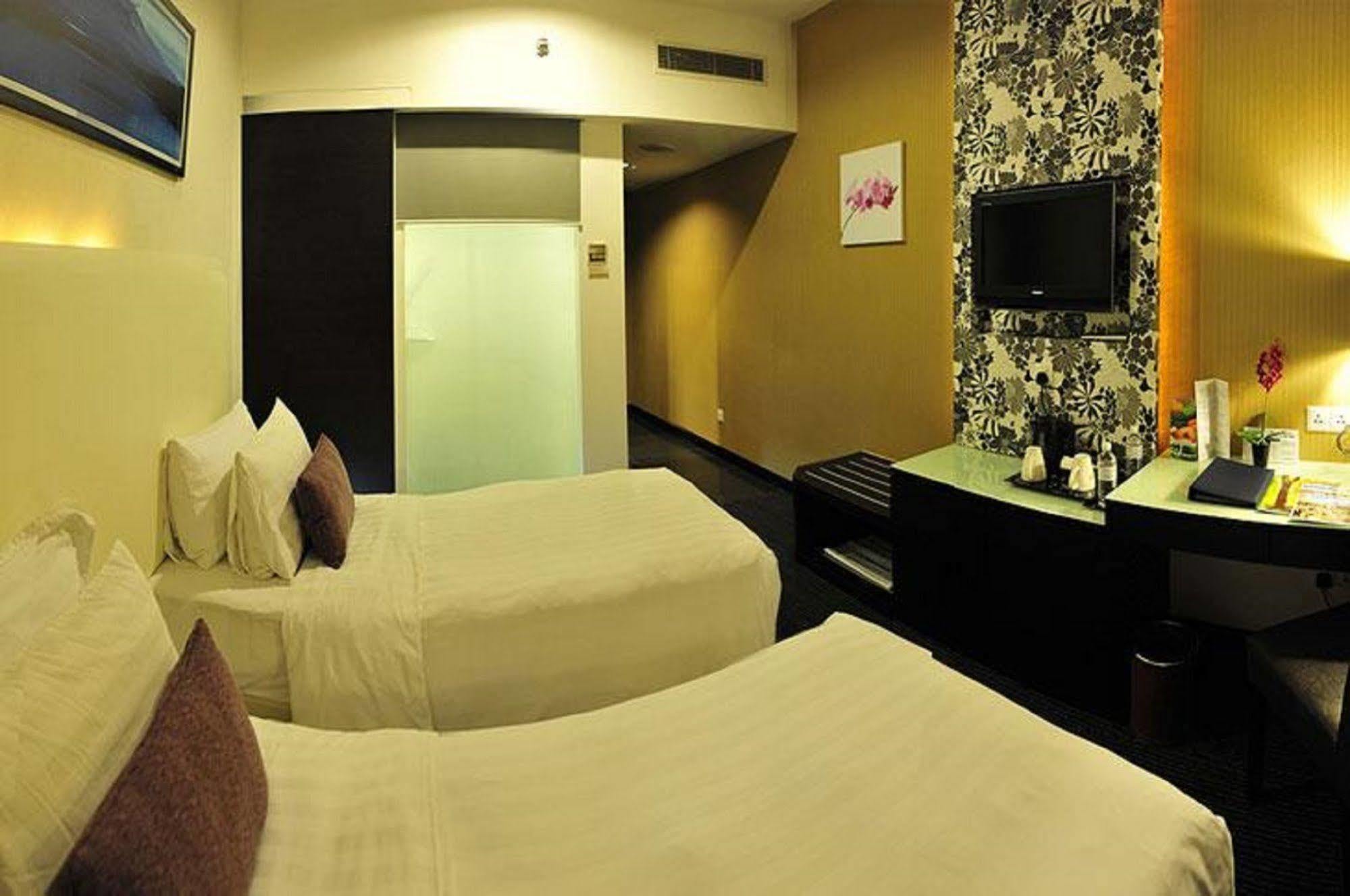 Grand Borneo Hotel Kota Kinabalu Ngoại thất bức ảnh