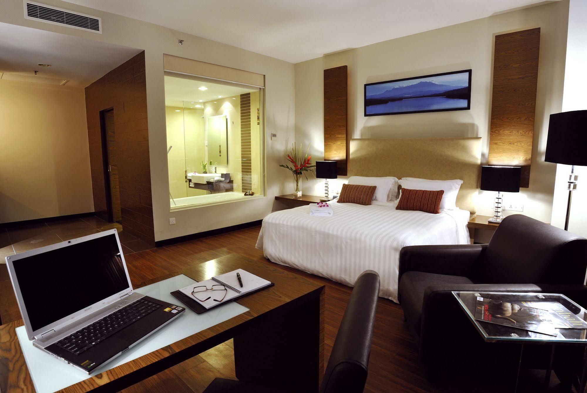 Grand Borneo Hotel Kota Kinabalu Ngoại thất bức ảnh