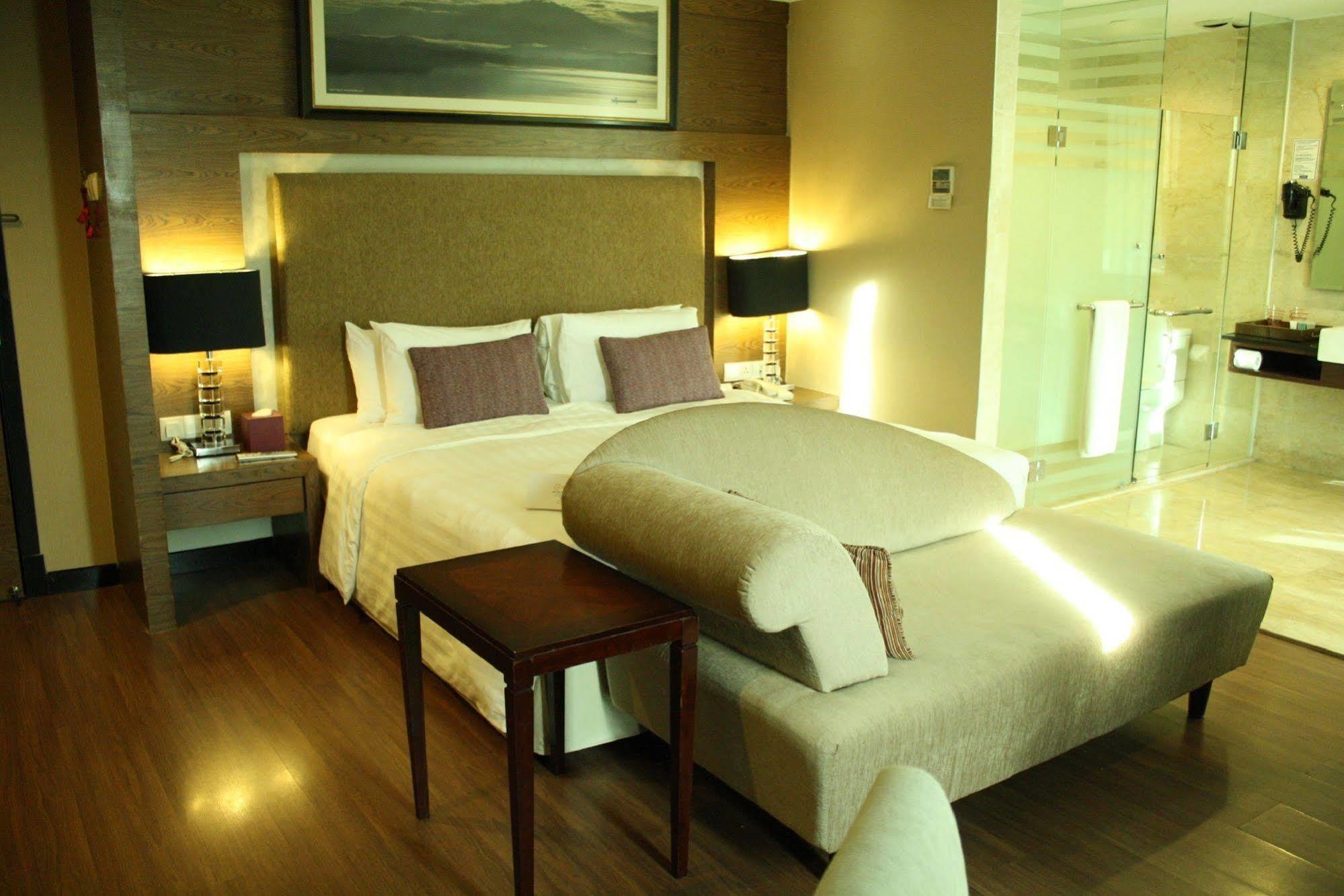 Grand Borneo Hotel Kota Kinabalu Ngoại thất bức ảnh