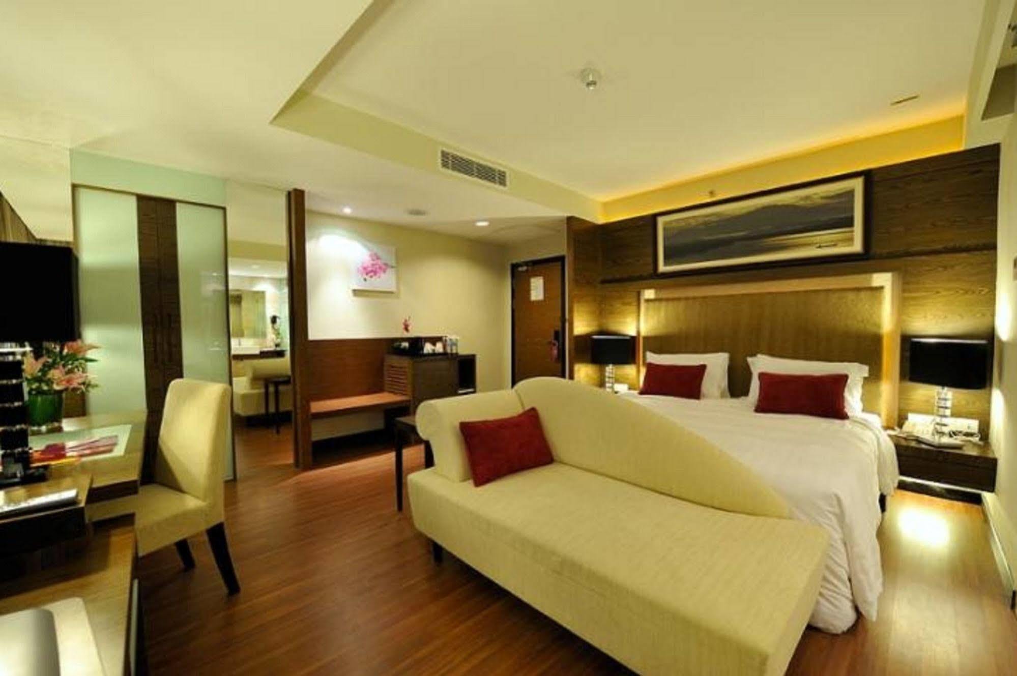 Grand Borneo Hotel Kota Kinabalu Ngoại thất bức ảnh